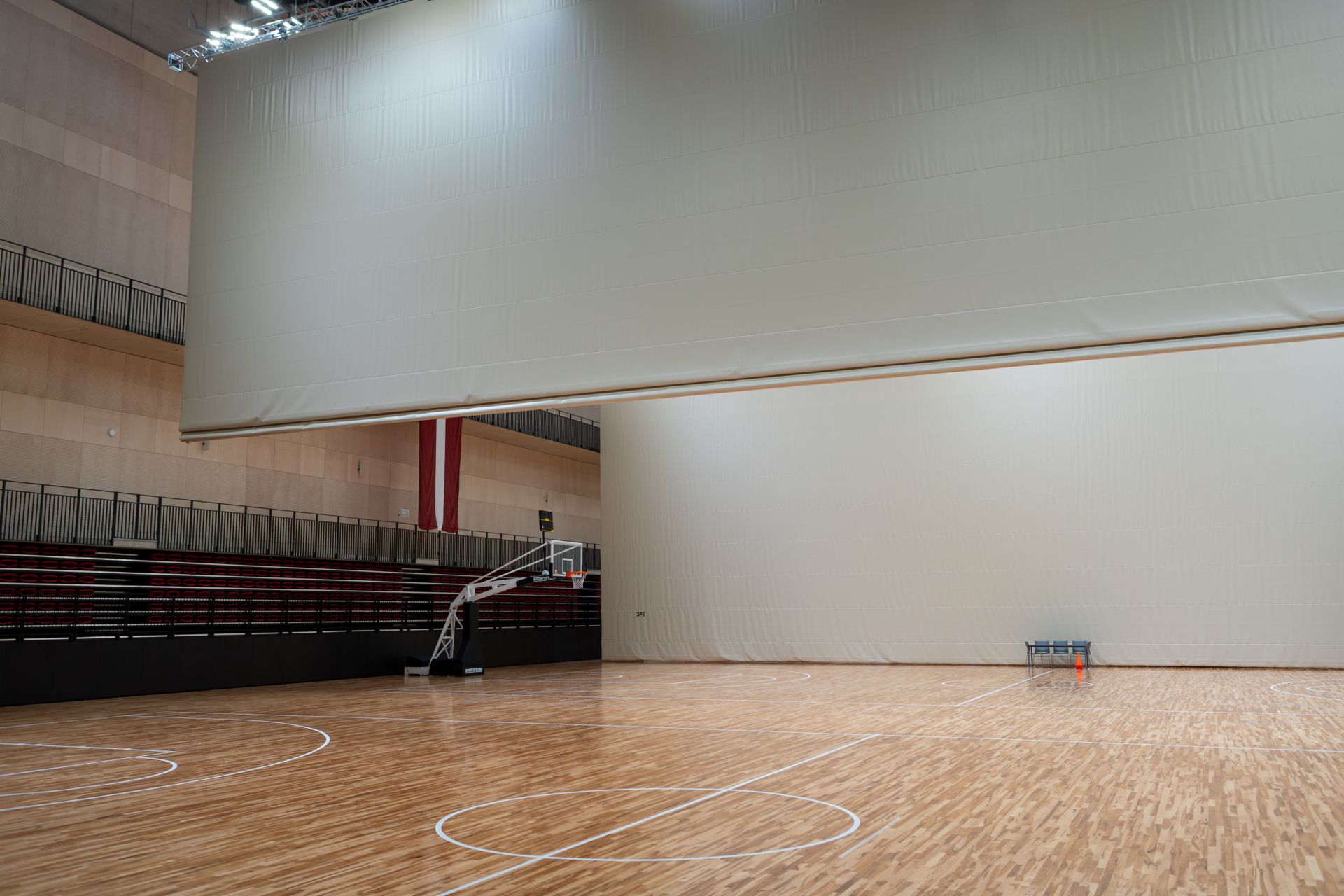 Komandu sporta spēļu halles akustiskais aizkars