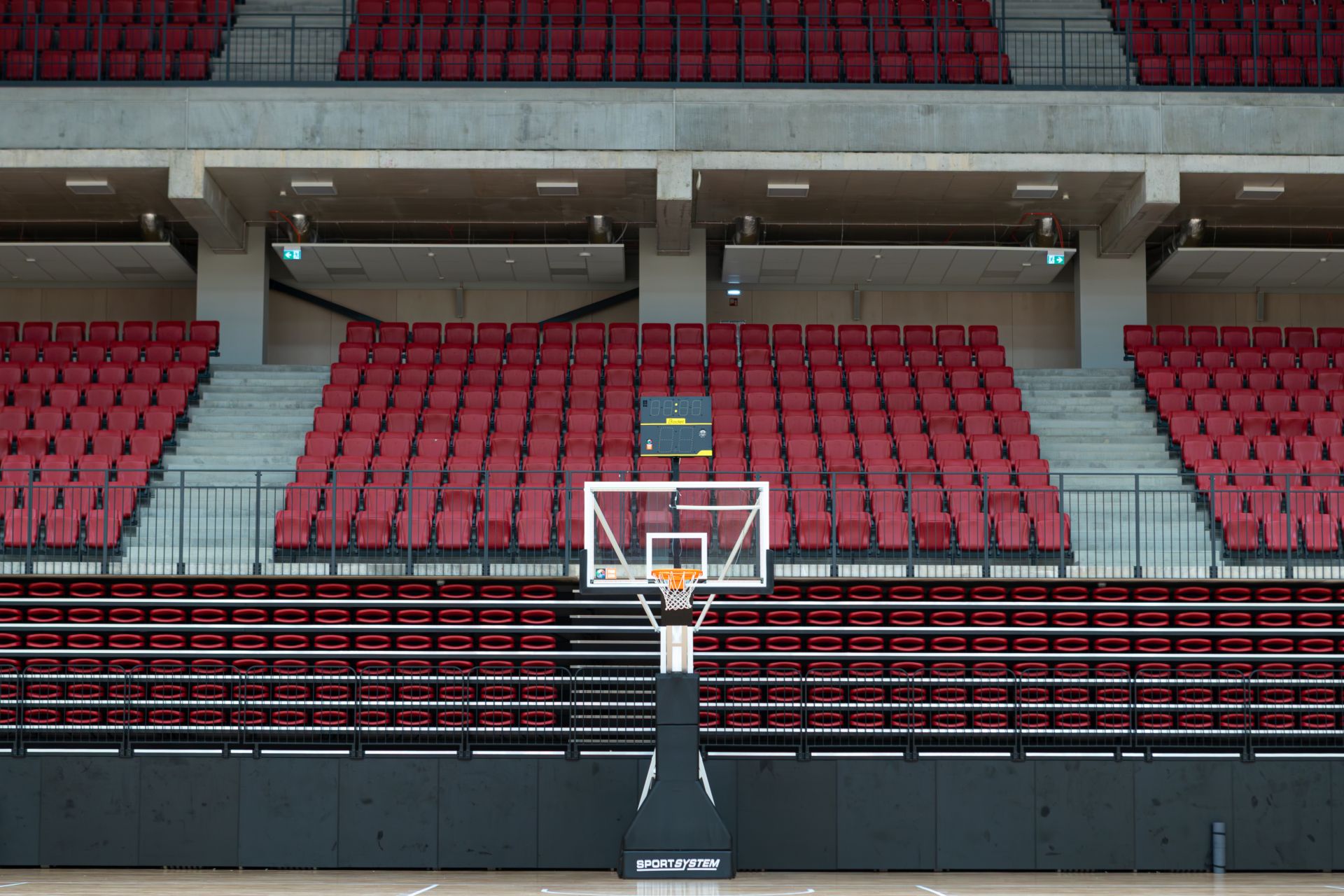 Komandu sporta spēļu halles grozs un tribīnes