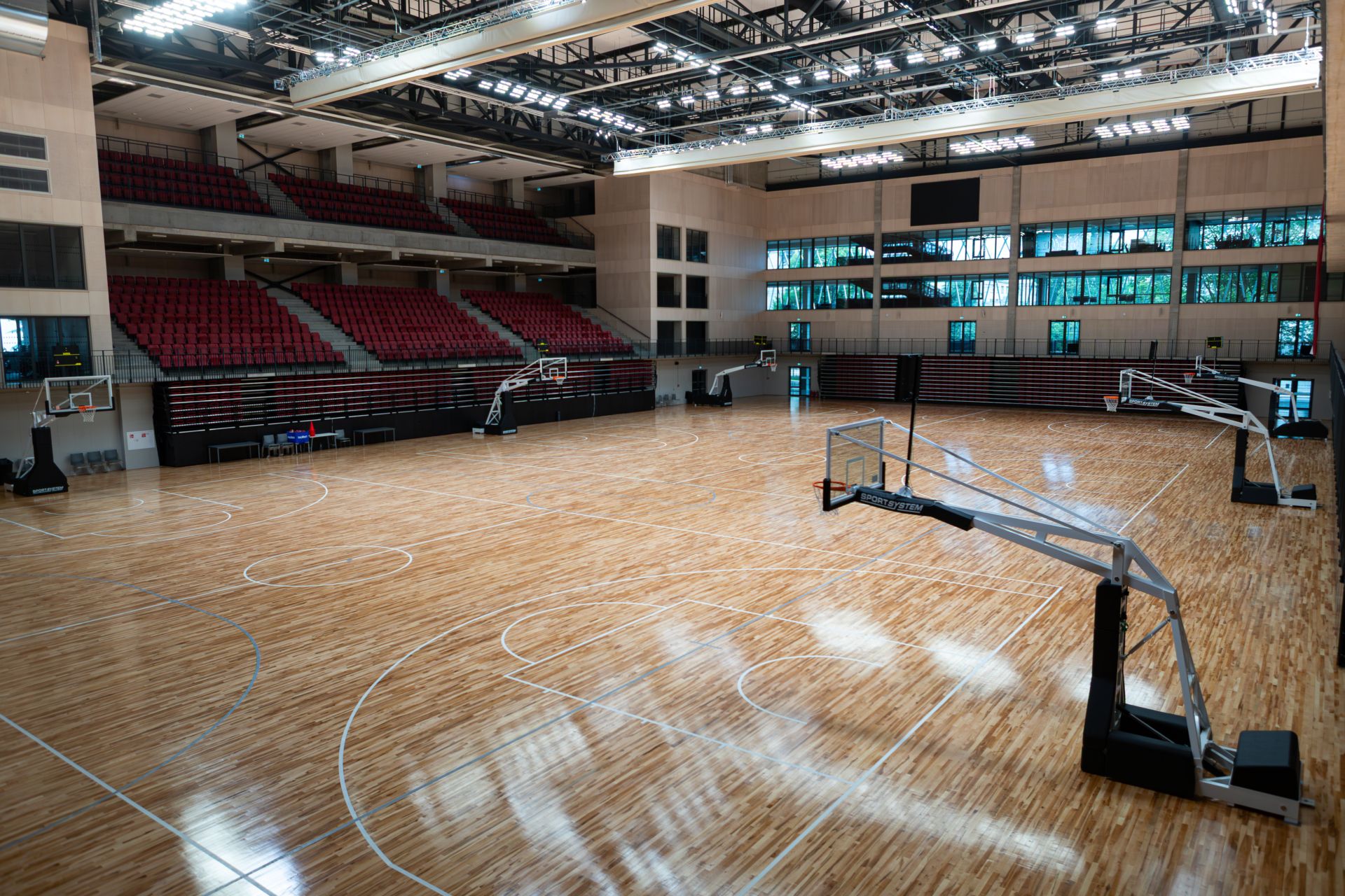 Komandu sporta spēļu halles kopskats ar 3 laukumiem