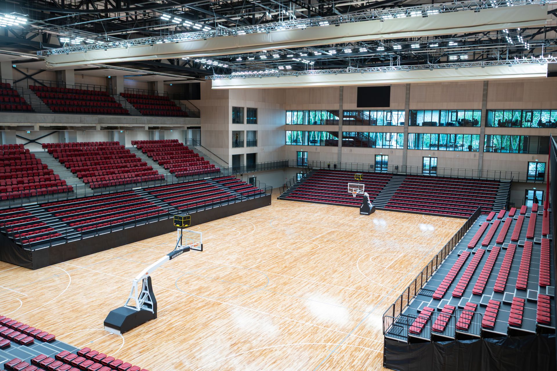 Komandu sporta spēļu halles kopskats ar izbīdītām tribīnēm