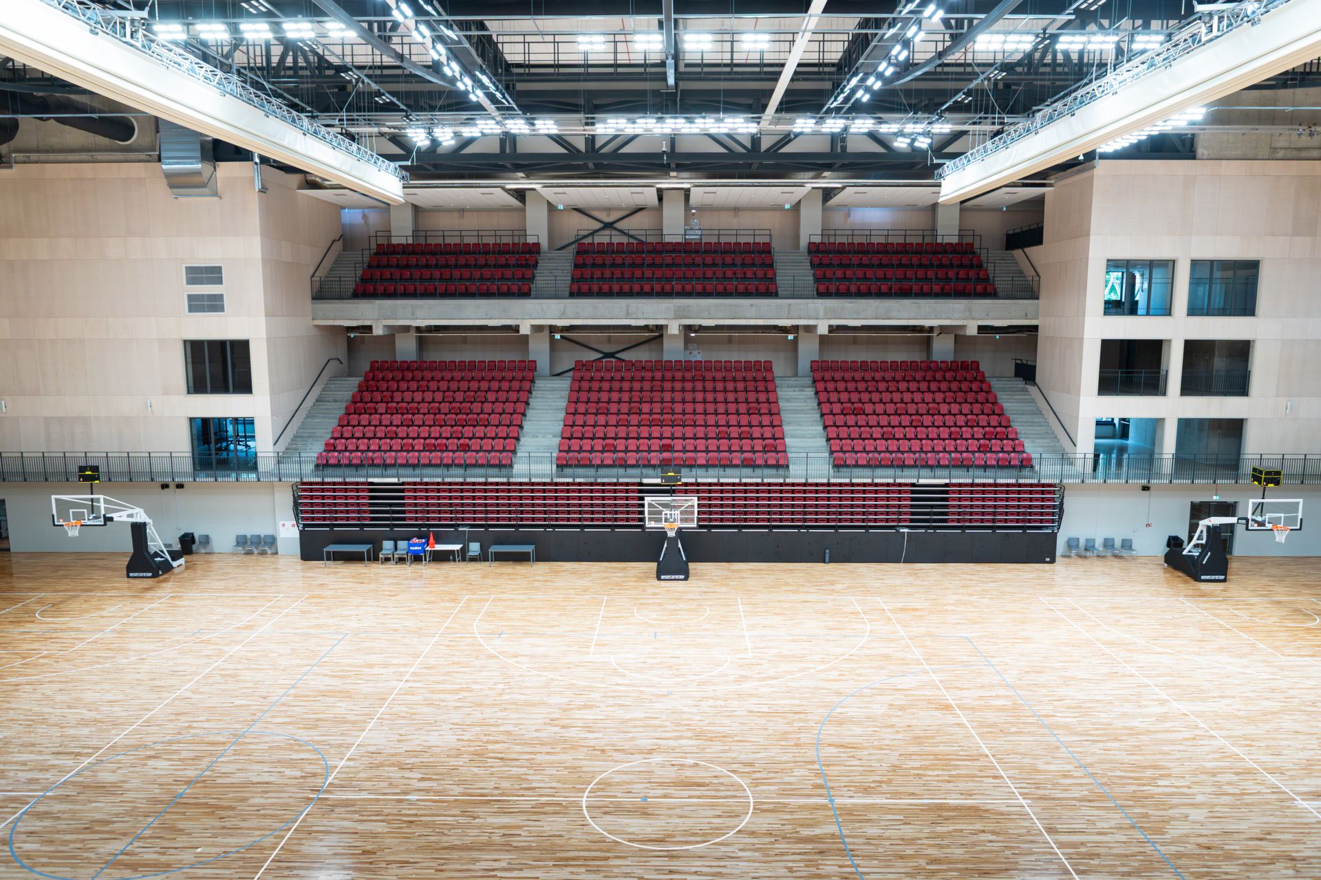Komandu sporta spēļu halles teleskopiskās tribīnes