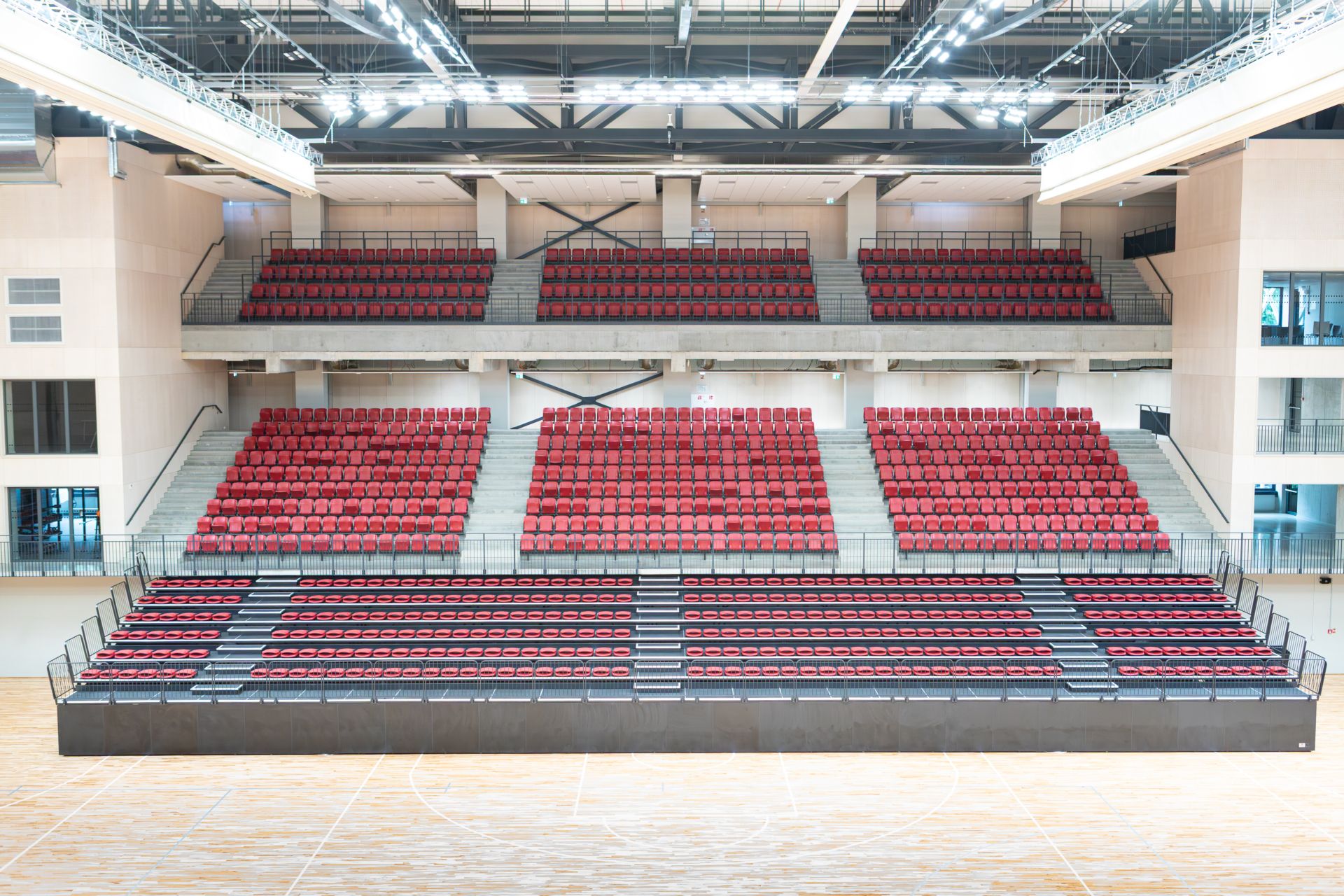 Komandu sporta spēļu halles teleskopiskās tribīnes